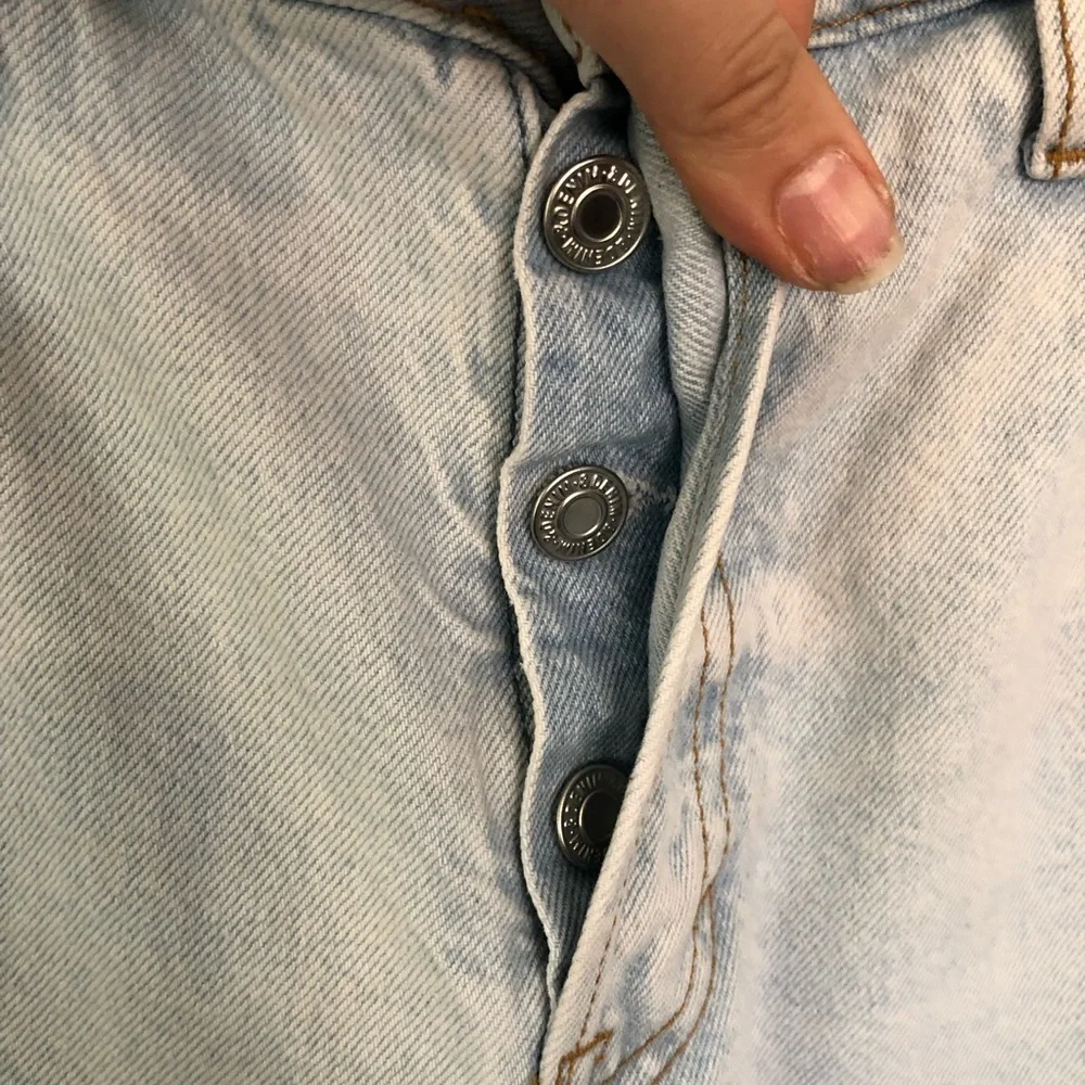 &Denim Light Wash Button Fly High Rise Distressed Crop Jeans Size 6